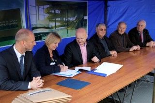 Podpisanie umowy na budowę krytej pływalni